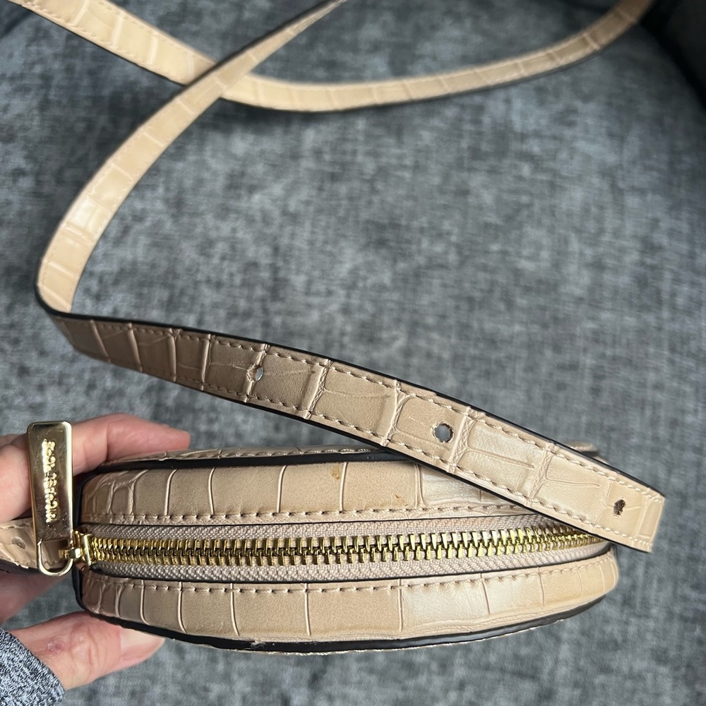 MICHAEL KORS AIDY SMALL CANTEEN CROSSBODY PURSE CROC BUFF/CREAM MK LOGO LIKE NEW - Picture 6 of 7